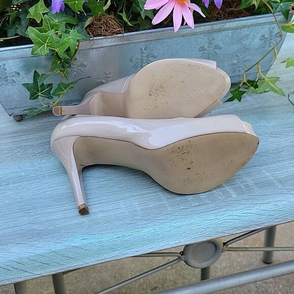🦋GUESS PLATFORM HEELS, SIZE 8  NWOT 
Pumps- off white comfortable cushion - Picture 6 of 9